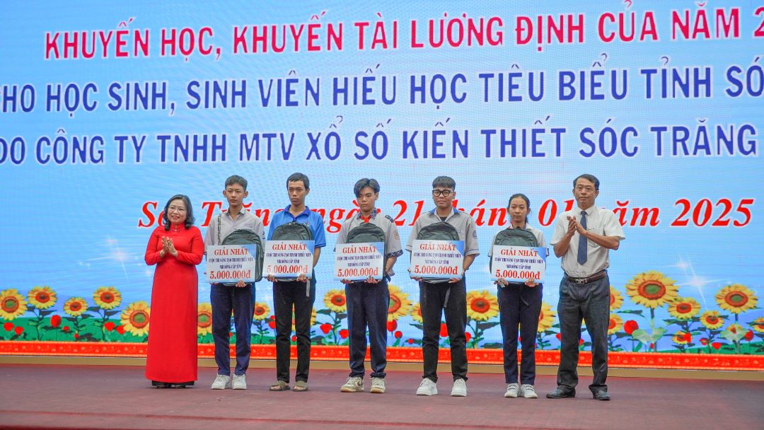 Lanh dao Tinh uy, UBND tinh Soc Trang trao hoc bong cho cac em hoc sinh dat giai nhat Cuoc thi Sang tao thanh thieu nien, nhi dong cap tinh nam 2024. Anh: Phuong Anh