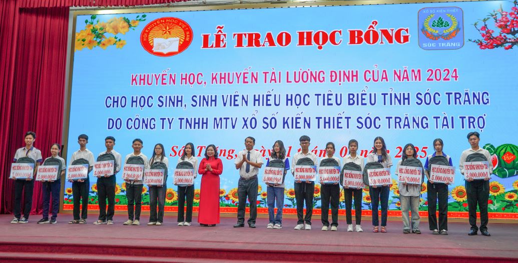 Ba Ho Thi Cam Dao - Pho Bi thu Thuong truc Tinh uy, Chu tich HDND tinh Soc Trang va ong Nguyen Van Khoi - Pho Chu tich UBND tinh Soc Trang trao hoc bong cho cac em hoc sinh, sinh vien. Anh: Phuong Anh