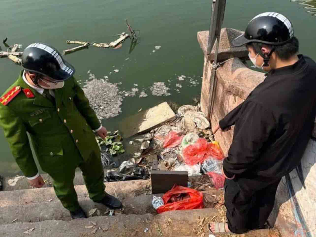 Công an quận Tây Hồ (Hà Nội) phát hiện trường hợp vứt rác tại khu vực đường lên xuống bến nước hồ Tây. Ảnh: Công an cung cấp