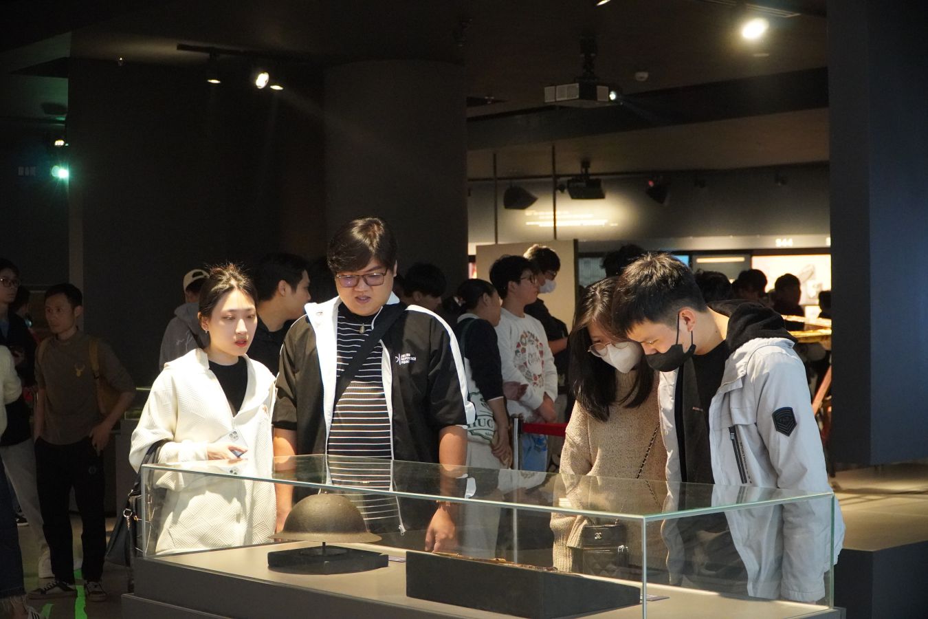 The Military History Museum attracts a large number of young people, creating unprecedented records. Photo: Anh Duc