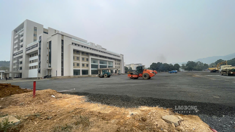 Những tòa nhà chính đã xong bên ngoài và đang trong quá trình hoàn thiện các hạng mục cuối. Ảnh: Đinh Đại