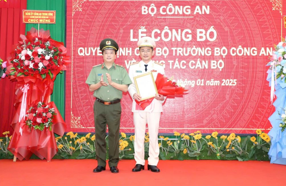 Thieu tuong Dang Hong Duc - Thu truong Bo Cong an trao Quyet dinh va tang hoa chuc mung Dai ta Tran Van Duong – Giam doc Cong an tinh Soc Trang. Anh: Duc Trung