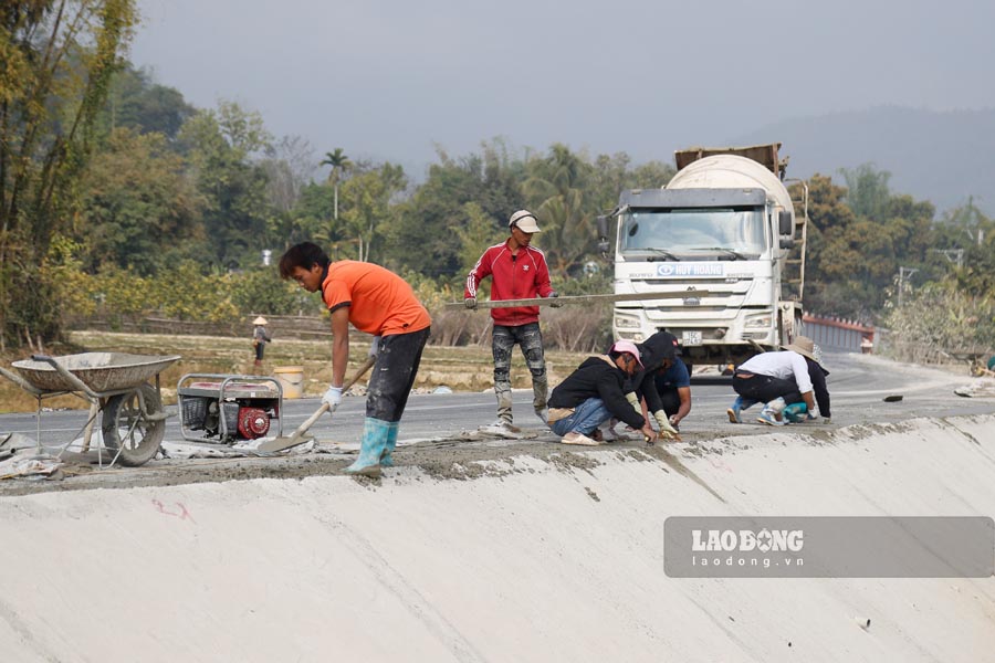 Ghi nhan cua PV Bao Lao Dong ngay 21.1.2025, tai phan tuyen duong ngoai pham vi do thi - thuoc tuyen chinh (Quoc lo 12 - Quoc lo 279) co chieu dai 19,56km, khong khi lam viec het suc khan truong.