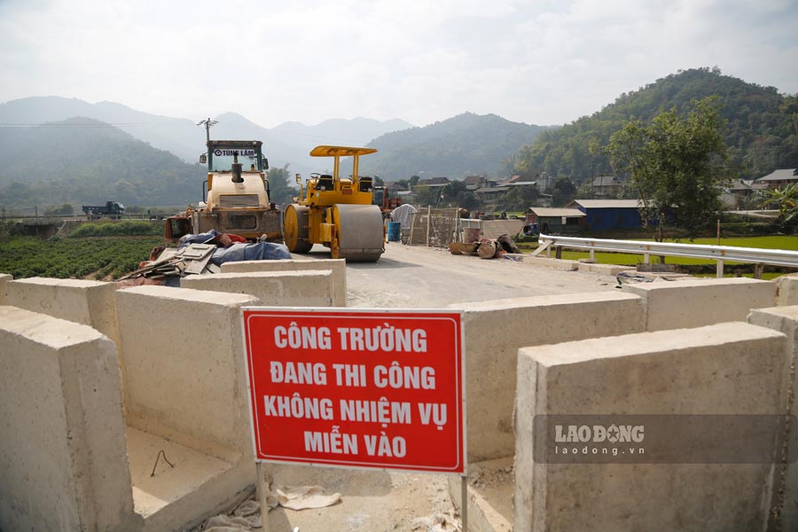 Tai diem cuoi tuyen chinh (Quoc lo 279 tai Km93+600, thuoc dia phan xa Pom Lot, huyen Dien Bien) dang duoc gap rut thi cong.