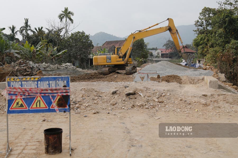  Du chi con vai ngay la den Tet Nguyen dan, nhung cong nhan cung thiet bi may moc tiep tuc lam viec, de kip ban giao du an vao cuoi nam 2025.