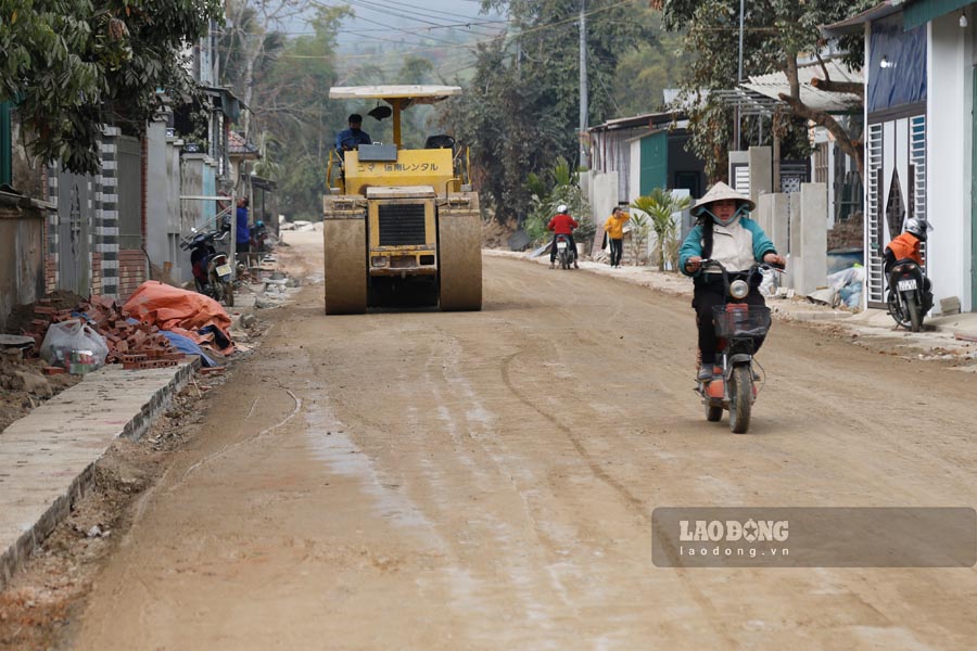 Cong nhan dang thi cong tai tuyen nhanh 1 - tuyen duong ngoai pham vi do thi (tu xa Thanh Hung - Kenh thuy loi co chieu dai 1,03 km).