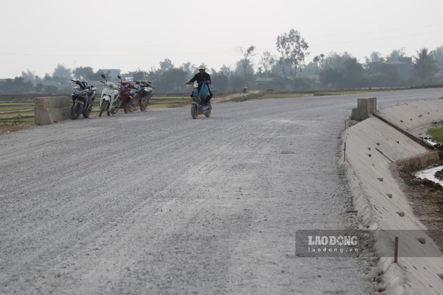 Ong Nguyen Minh Tuan - Quyen Giam doc Ban Quan ly du an cac cong trinh giao thong tinh Dien Bien (chu dau tu) - cho biet: “Hien nay du an gap kho khan chu yeu lien quan toi cong tac giai phong mat bang. Chung toi cung de nghi TP Dien Bien Phu va huyen Dien Bien tiep tuc thuc hien quyet liet, dong bo cac giai phap de day nhanh tien do”.