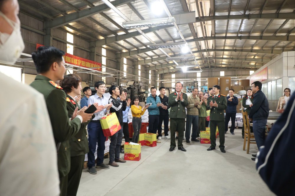 The People's Public Security Trade Union presents Lunar New Year 2025 gifts to union members and workers. Photo: Ngoc Toan