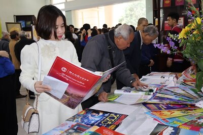 Readers read Tet newspaper publications introduced at the Provincial Library. Photo: Hai Duong Provincial Portal