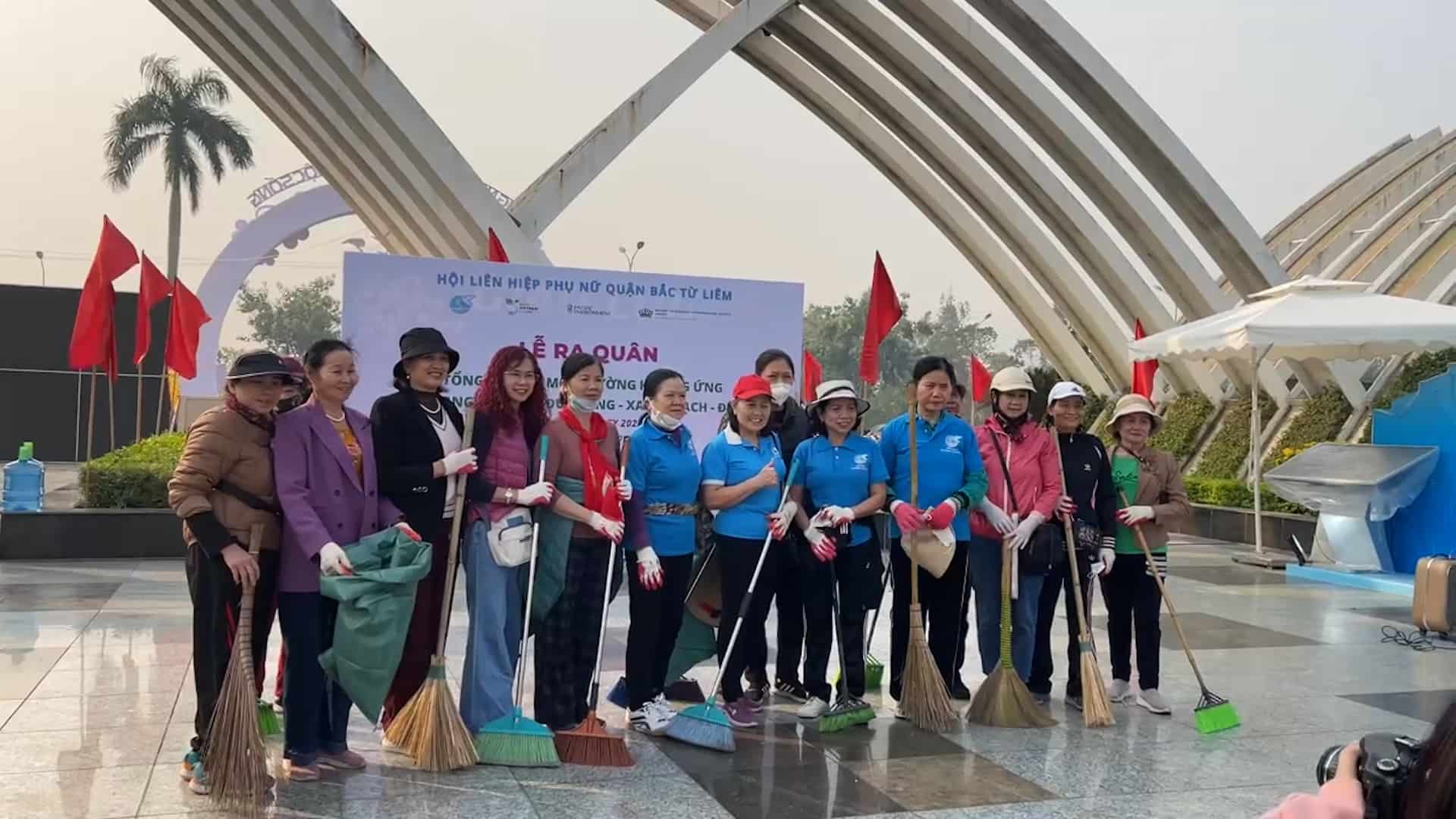 More than 100 volunteers clean up trash on the occasion of Ong Cong Ong Tao Festival