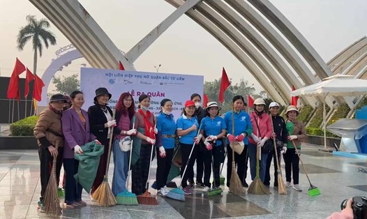 Hơn 100 tình nguyện viên ra quân dọn rác dịp ông Công ông Táo