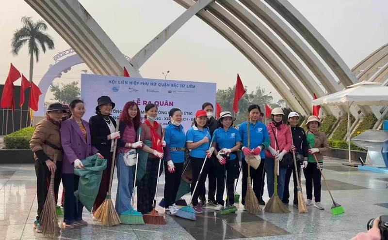 More than 100 volunteers clean up trash on the occasion of Ong Cong Ong Tao Festival