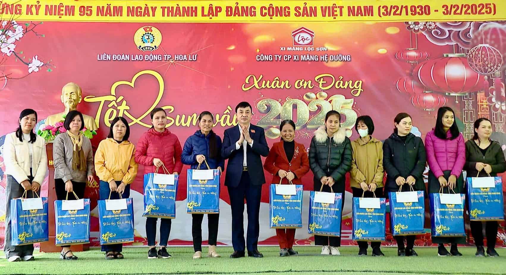 Representatives of the Ninh Binh Provincial Federation of Labor presented gifts to union members and workers in difficult circumstances at the "Tet sum vay" program in 2025 organized by the Hoa Lu City Federation of Labor. Photo: Nguyen Truong