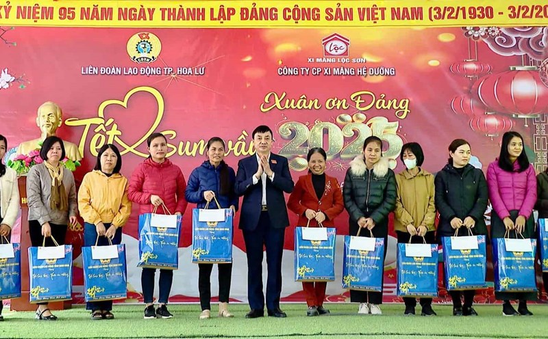 Representatives of the Ninh Binh Provincial Federation of Labor presented gifts to union members and workers in difficult circumstances at the "Tet sum vay" program in 2025 organized by the Hoa Lu City Federation of Labor. Photo: Nguyen Truong
