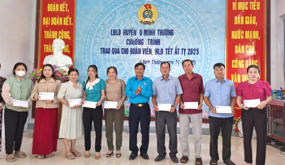 Chairman of the U Minh Thuong District Labor Federation Le Trung Quoc presents gifts to union members and workers in difficult circumstances. Photo: U Minh Thuong District Labor Federation