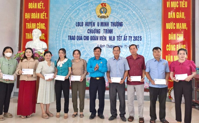 Chairman of the U Minh Thuong District Labor Federation Le Trung Quoc presents gifts to union members and workers in difficult circumstances. Photo: U Minh Thuong District Labor Federation