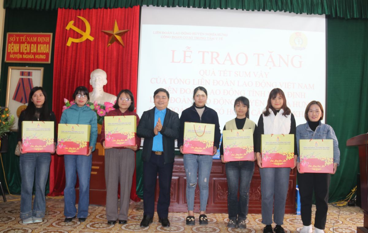 Chairman of Nam Dinh Provincial Labor Federation Hoang Dinh Trung presents Tet gifts to union members. Photo: Dao Mai
