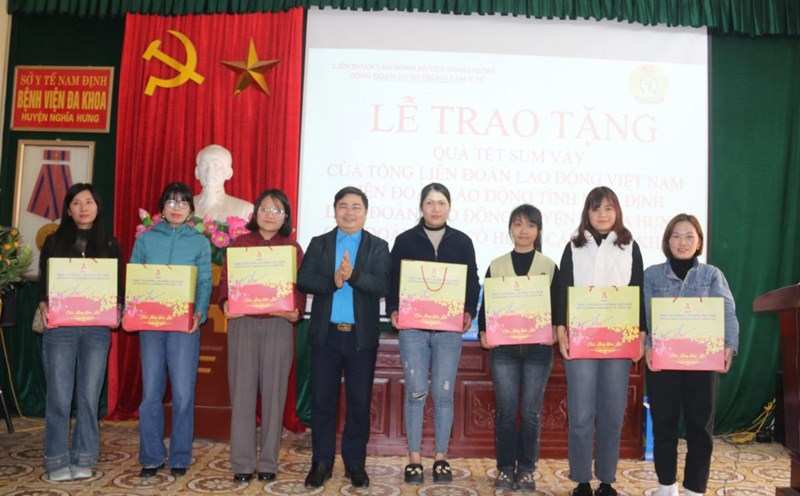 Chairman of Nam Dinh Provincial Labor Federation Hoang Dinh Trung presents Tet gifts to union members. Photo: Dao Mai
