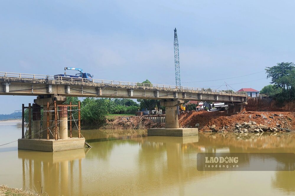 Tu My Bridge across the Bua River. Photo taken in October 2024.