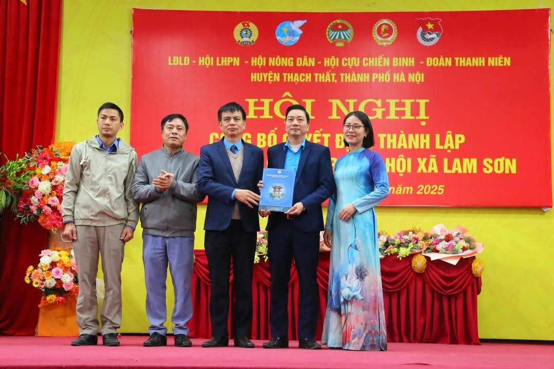 Thach That District Labor Federation awarded the Decision to establish a grassroots Trade Union after merging administrative units for the period 2023 - 2025. Photo: Grassroots Trade Union