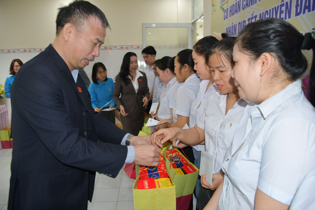 Mr. Dong Ngoc Ba gives Tet gifts to disadvantaged workers of An Nhon Garment Joint Stock Company. Photo: Xuan Nhan