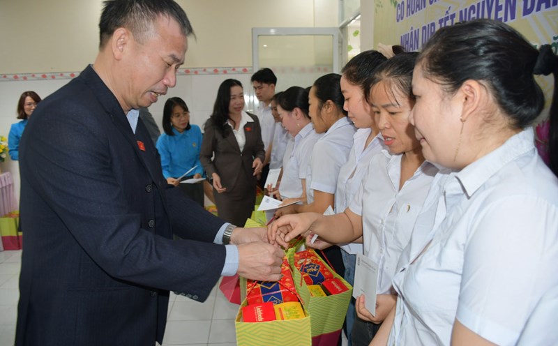 Mr. Dong Ngoc Ba gives Tet gifts to disadvantaged workers of An Nhon Garment Joint Stock Company. Photo: Xuan Nhan