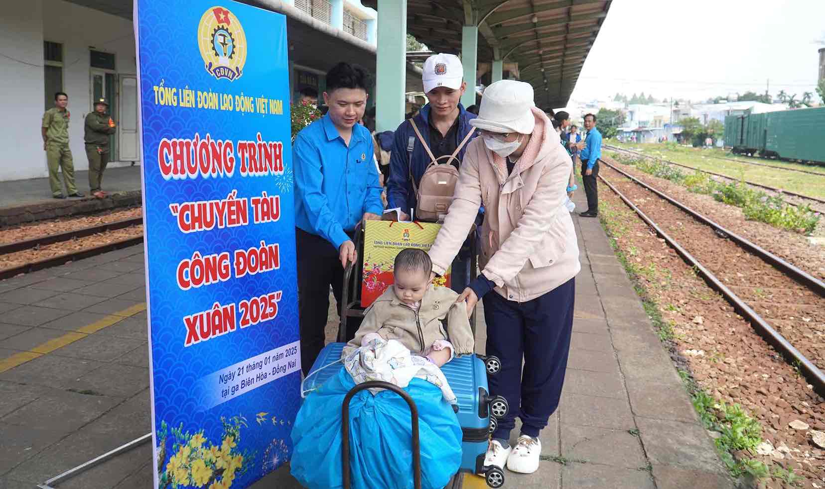 Cán bộ công đoàn LĐLĐ TP Biên Hòa hỗ trợ đoàn viên người lao động chuẩn bị lên tàu về quê đón Tết. Ảnh: HAC