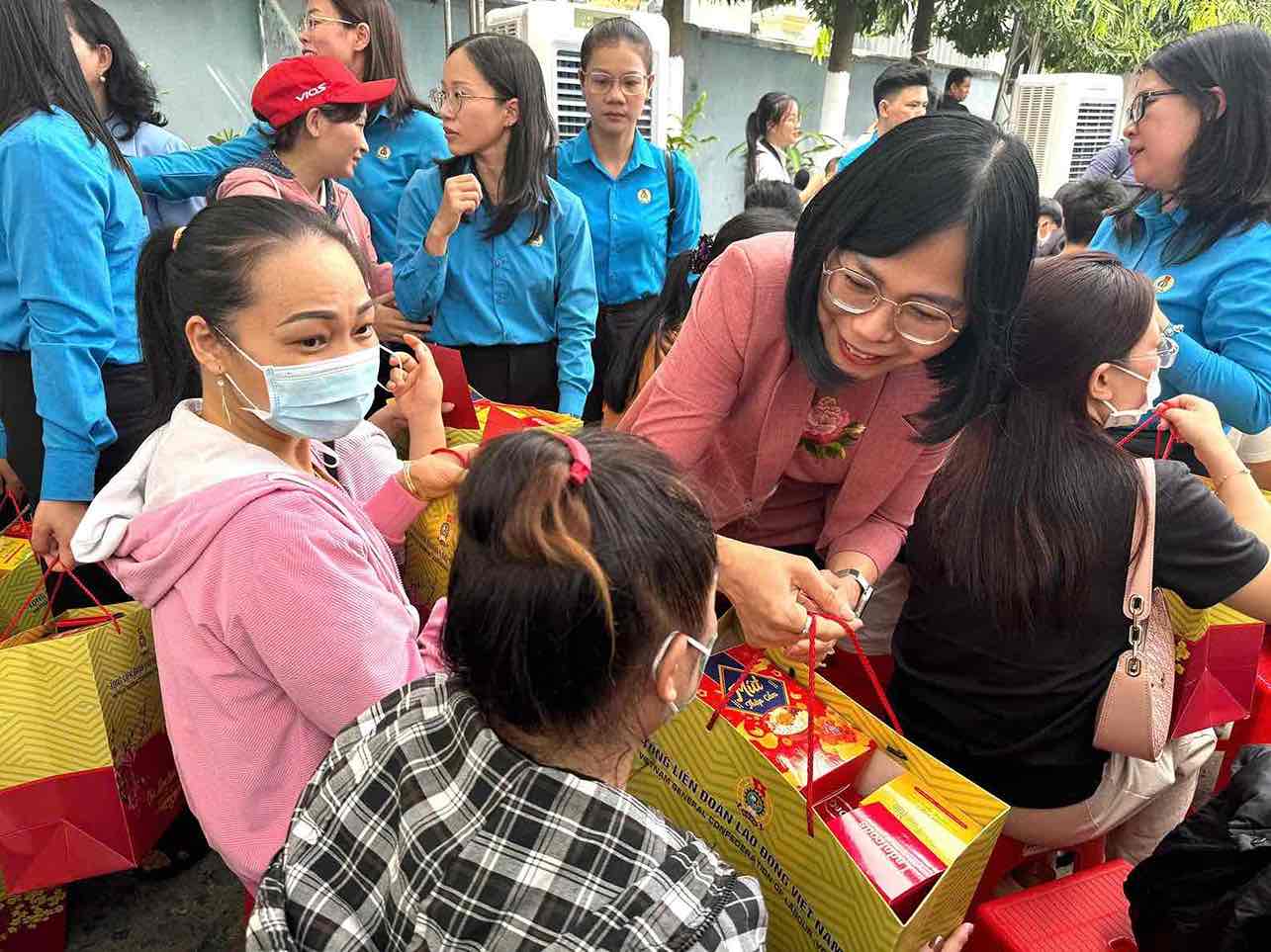 Phó Chủ tịch UBND tỉnh Đồng Nai Nguyễn Thị Hoàng tặng quà Tết cho đoàn viên người lao động trước giờ lên tàu. Ảnh: HAC