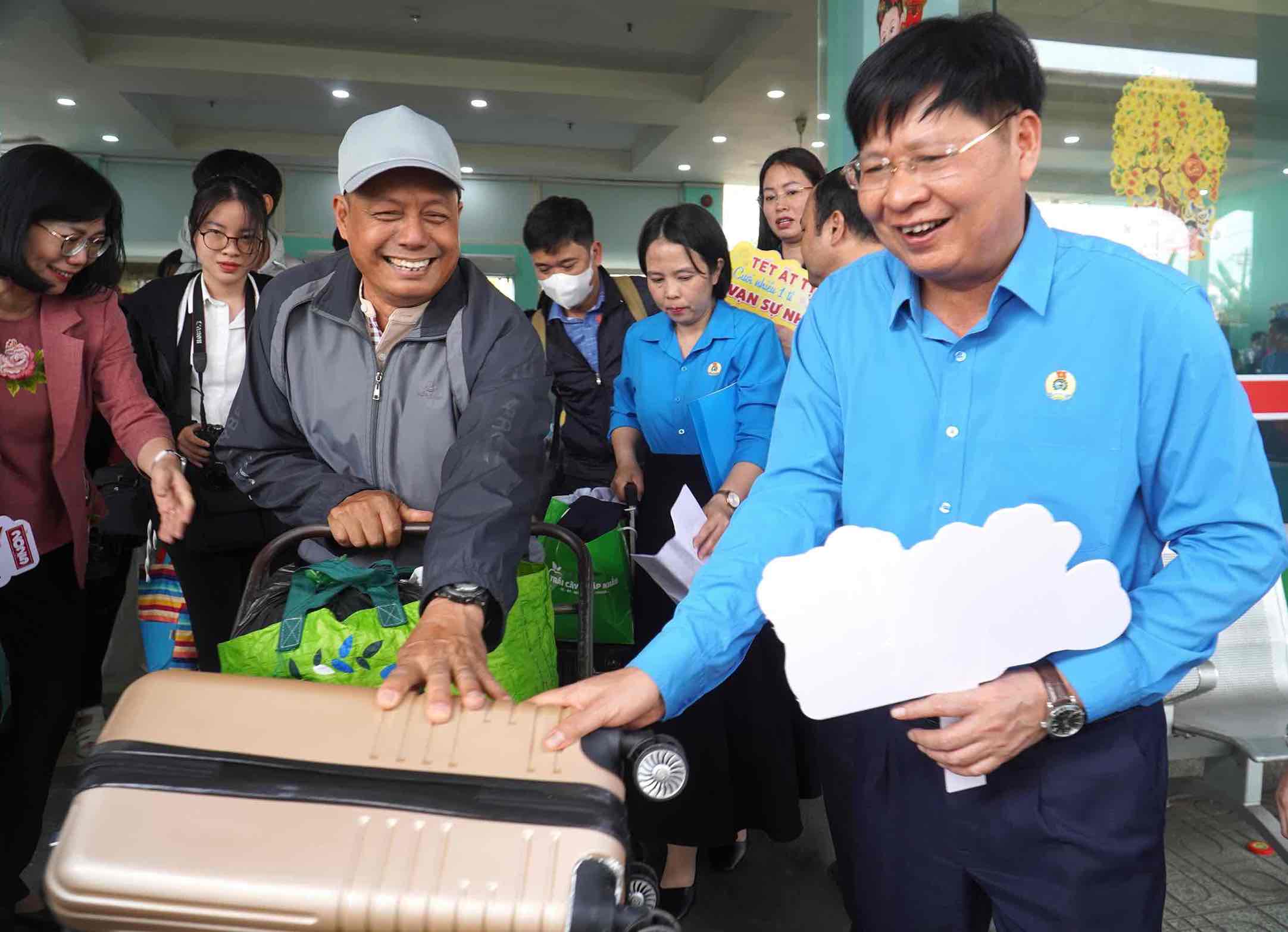 Phó Chủ tịch Tổng LĐLĐVN Phan Văn Anh đưa đoàn viên người lao động ra tàu về quê đón Tết cùng gia đình. Ảnh: HAC