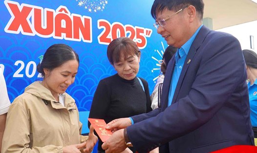 Phó Chủ tịch Tổng LĐLĐVN Phan Văn Anh chúc Tết và tặng quà lì xì cho đoàn viên cùng người thân trước giờ lên tàu về quê đón Tết. Ảnh: HAC
