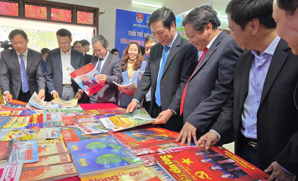 Quang Tri Province Spring Newspaper Festival displays many publications. Photo: Hung Tho