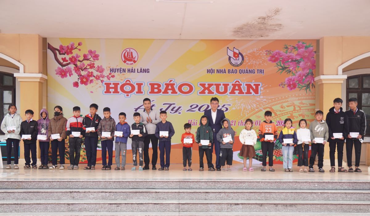 Dai dien Cong ty Thuy dien Quang Tri va PV Bao Lao dong trao qua cho hoc sinh vuot kho hoc gioi. Anh: H.Nguyen
