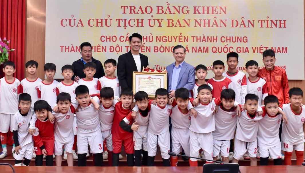 Tuyen Quang province awarded a certificate of merit to national player Thanh Chung. Photo: Viet Bac