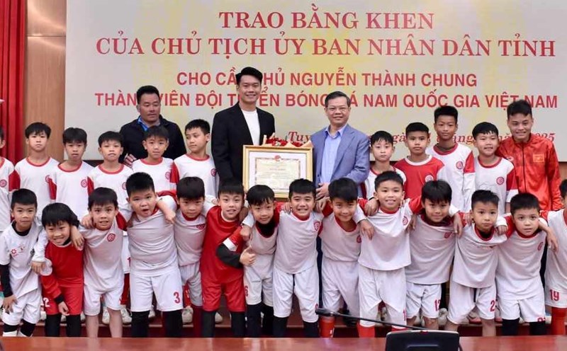 Tuyen Quang province awarded a certificate of merit to national player Thanh Chung. Photo: Viet Bac