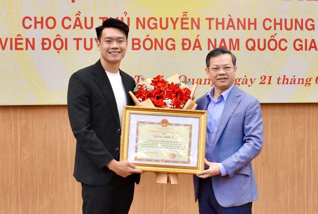 Chu tich UBND tinh Tuyen Quang Nguyen Van Son tang bang khen cho cau thu Thanh Chung. Anh: Viet Bac