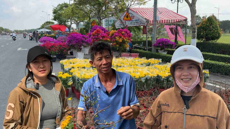 Flowers and ornamental plants are on sale for the first time on Vo Van Kiet Street, and customers flock to buy. Photo: Hoang Loc