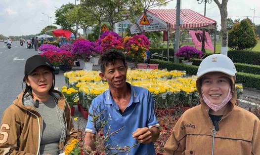 Đường Võ Văn Kiệt lần đầu bày bán hoa kiểng, khách đổ xô mua. Ảnh: Hoàng Lộc