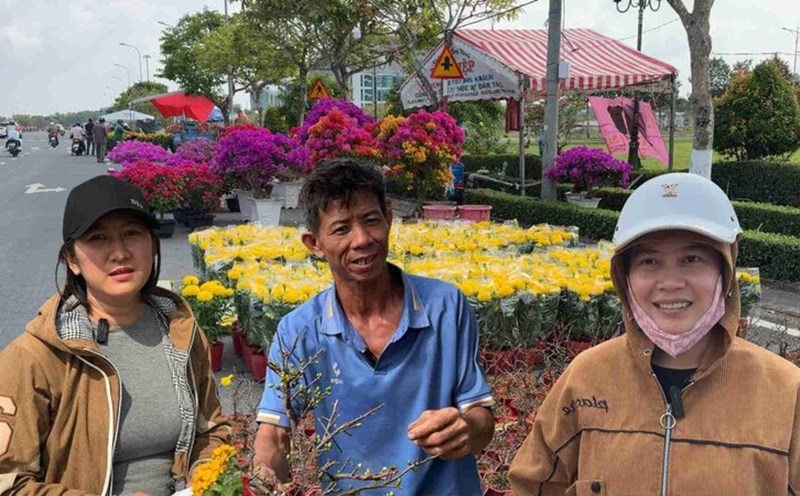 Flowers and ornamental plants are on sale for the first time on Vo Van Kiet Street, and customers flock to buy. Photo: Hoang Loc