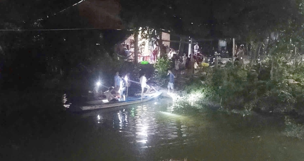 Rescue forces found the body of a 3-year-old boy in Hai Tan canal (Cai Lay district (Tien Giang province). Photo: Thanh Nhan