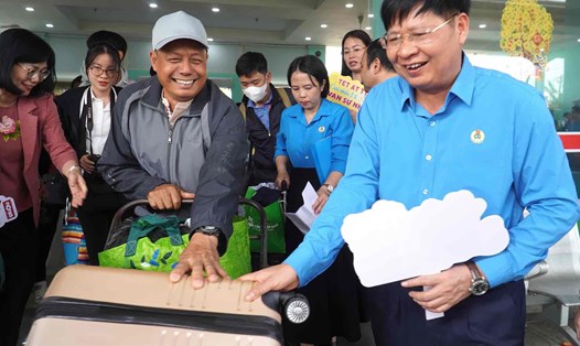 Ông Phan Văn Anh - Phó Chủ tịch Tổng Liên đoàn Lao động Việt Nam tiễn công nhân ra ga, lên tàu về quê đón Tết. Ảnh: Anh Chiến