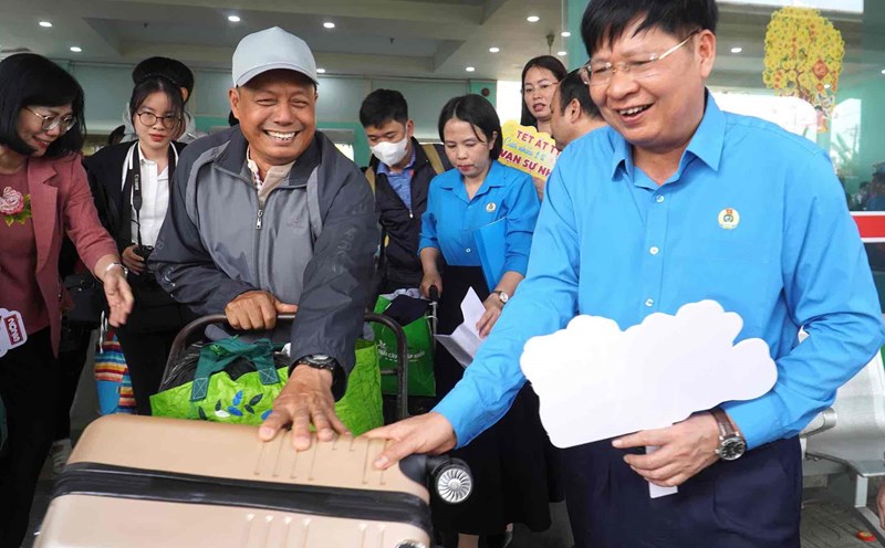 Mr. Phan Van Anh - Vice President of Vietnam General Confederation of Labor seeing workers off at the station, boarding the train to return home for Tet. Photo: Anh Chien
