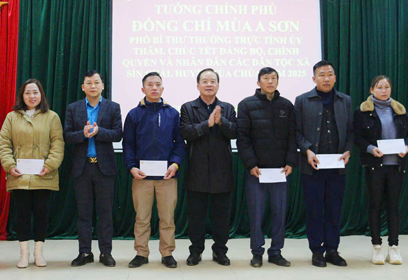 Mr. Mua A Son - Standing Deputy Secretary of the Provincial Party Committee (middle) and Mr. Pham Thanh Tung - Vice Chairman of the Dien Bien Provincial Labor Federation presented gifts to union members of Sin Chai commune. Photo: Minh Thuan