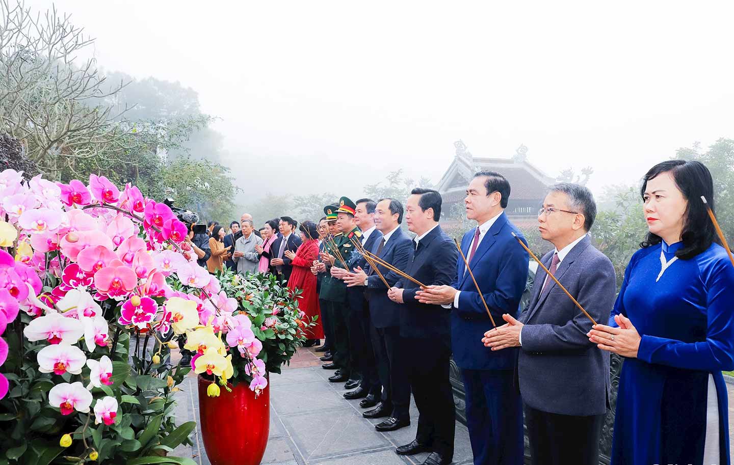 Leaders of Nghe An and Ha Tinh provinces offered flowers and incense to commemorate President Ho Chi Minh, his parents and his loved ones at Chung Son Temple. Photo: Pham Bang