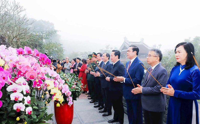 Leaders of Nghe An and Ha Tinh provinces offered flowers and incense to commemorate President Ho Chi Minh, his parents and his loved ones at Chung Son Temple. Photo: Pham Bang