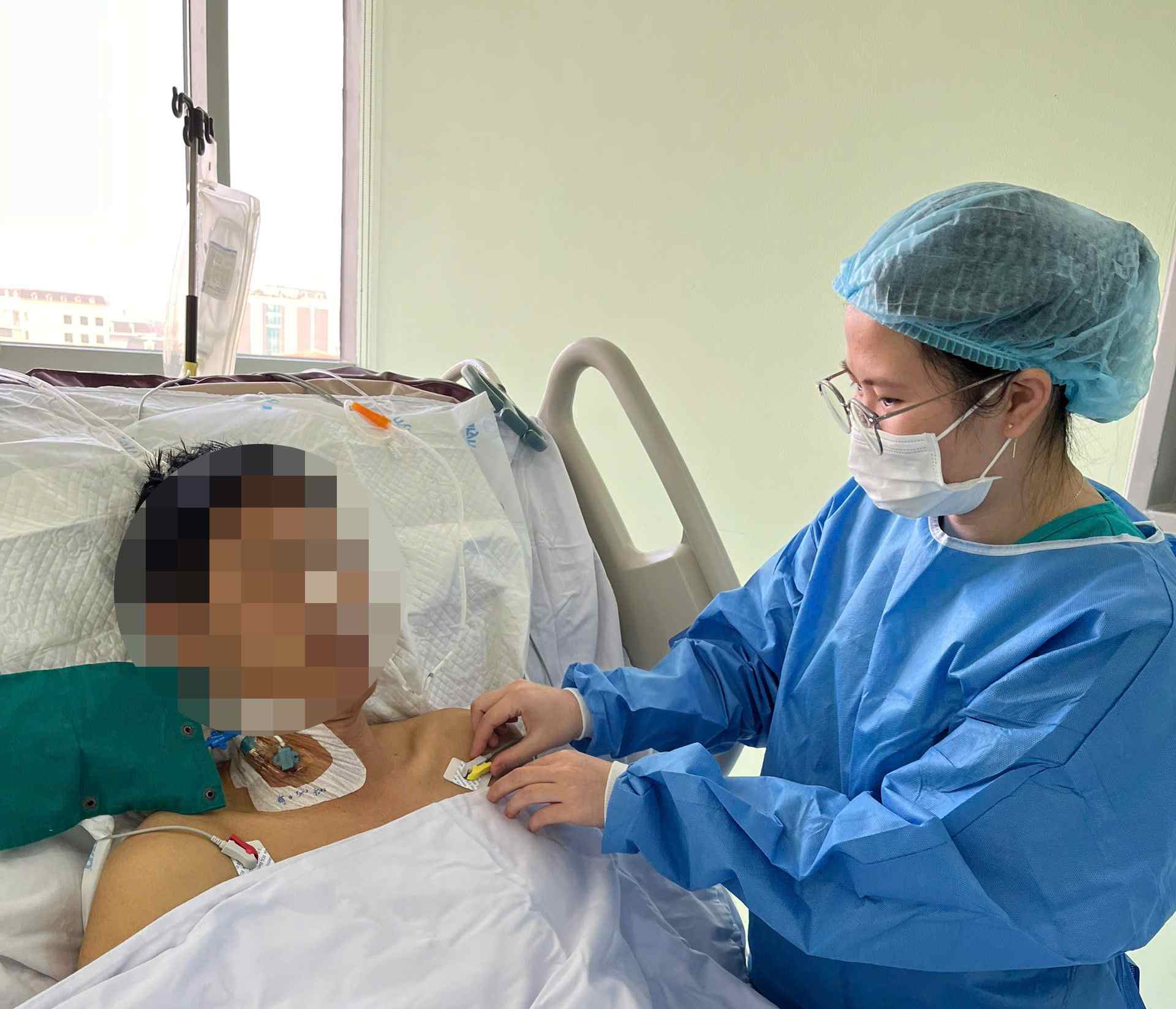 Medical staff take care of a liver transplant patient after using herbal medicine of unknown origin. Photo: BVCC