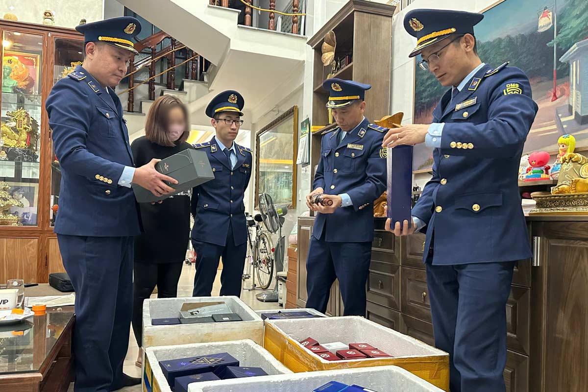 On January 16, 2025, Market Management Team No. 5 inspected the LOVE BEAUTY Business Household (Tran Hung Dao Ward, Ha Long City, Quang Ninh Province) and seized 80 bottles of smuggled wine worth VND 198,870,000. Photo: Quang Ninh Market Management