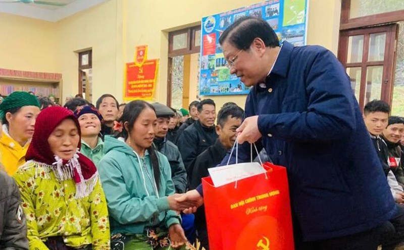 Head of the Central Internal Affairs Commission Phan Dinh Trac presents Tet gifts in Quan Ba district, Ha Giang. Photo: Hoang Chinh