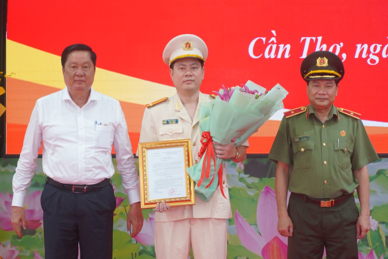 Pho Bi thu Thuong truc Thanh uy Can Tho Pham Van Hieu va Giam doc Cong an Can Tho Nguyen Van Thuan trao Quyet dinh, tang hoa cho tan Pho Giam doc. Anh: Ta Quang