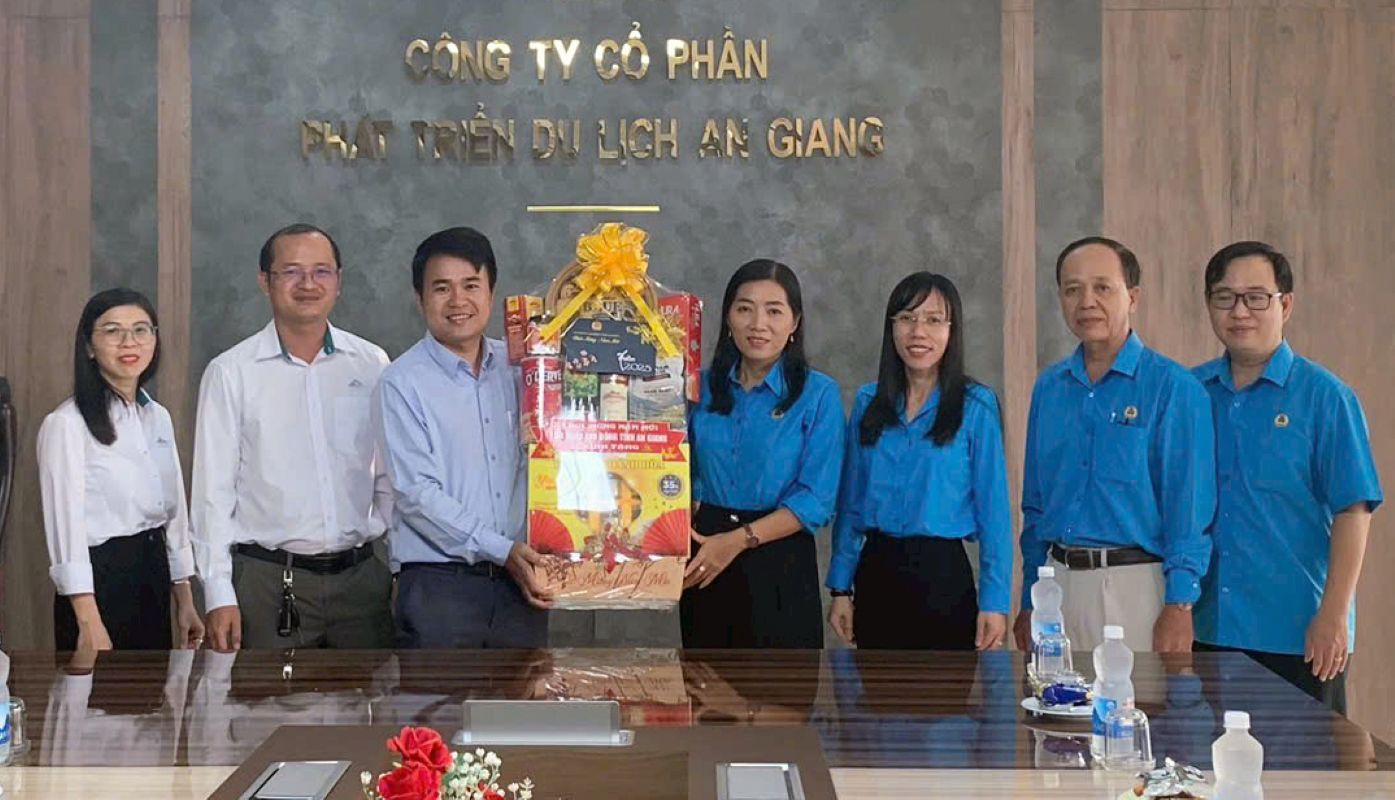 Phó Chủ tịch LĐLĐ tỉnh An Giang Lư Thị Kim Thùy tặng quà và chúc Tết doanh nghiệp trên địa TP Long Xuyên. Ảnh: LĐLĐ tỉnh An Giang