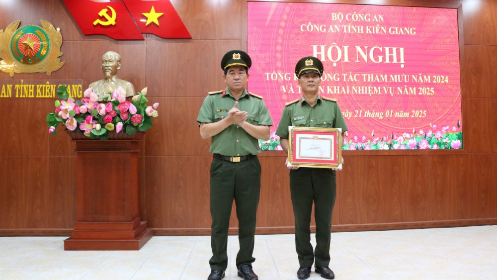 The General Staff Department has summarized the emulation movement For National Security in 2024, with excellent achievements and was awarded the "Emulation Flag of the Government". Photo: Tien Dung